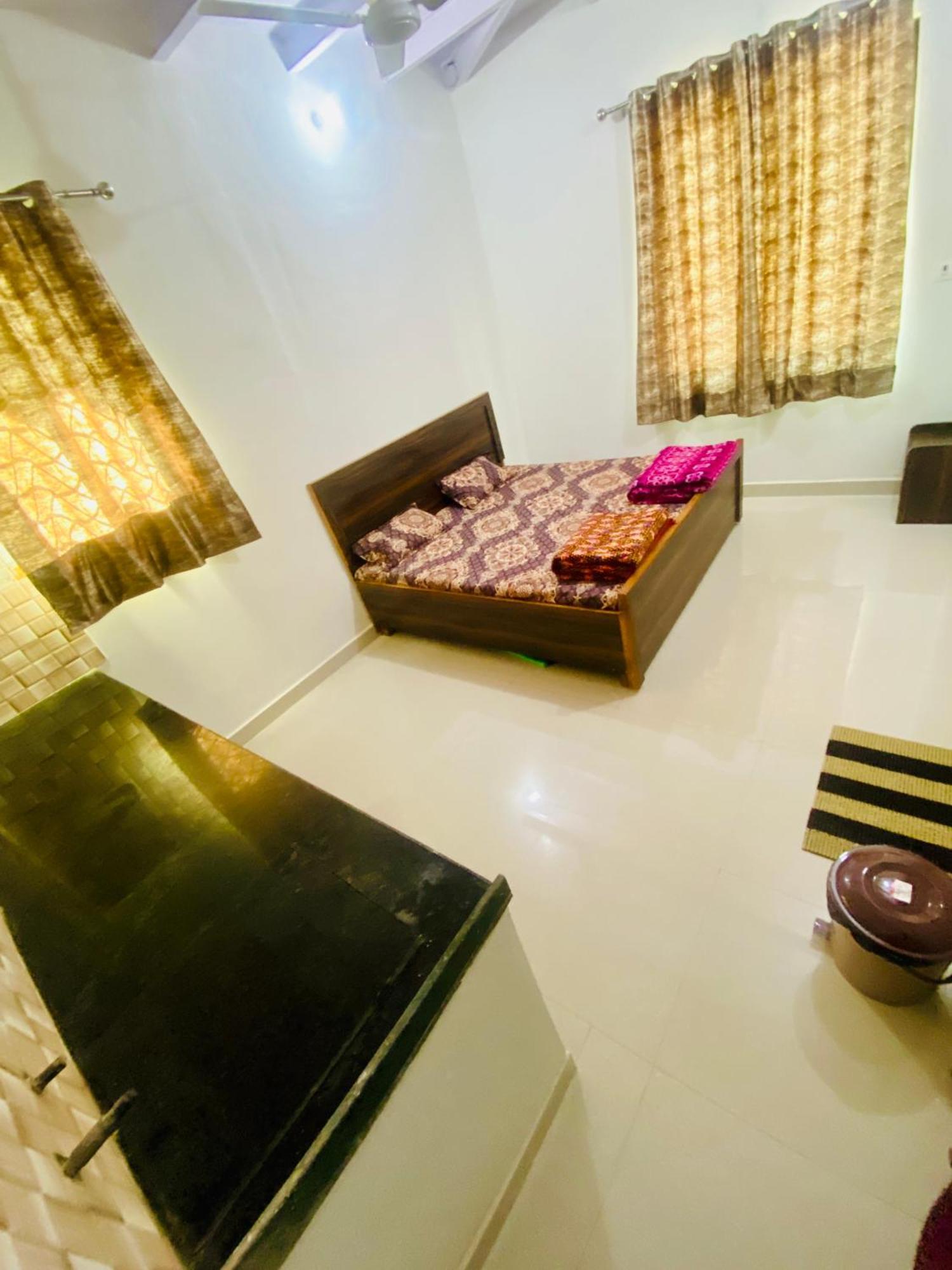 Nirupam Sadan Homestay Vrindāvan Exterior foto