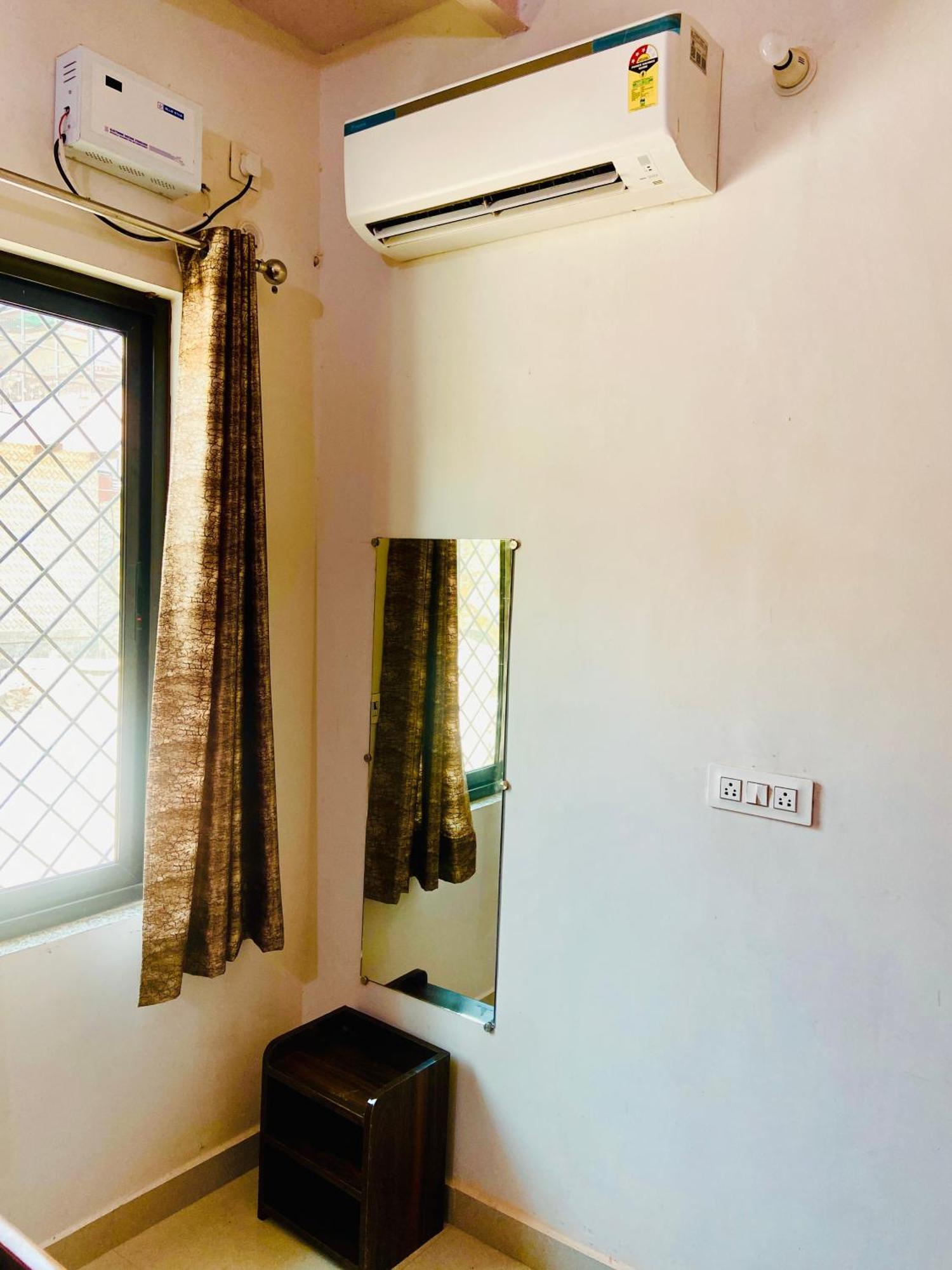 Nirupam Sadan Homestay Vrindāvan Exterior foto